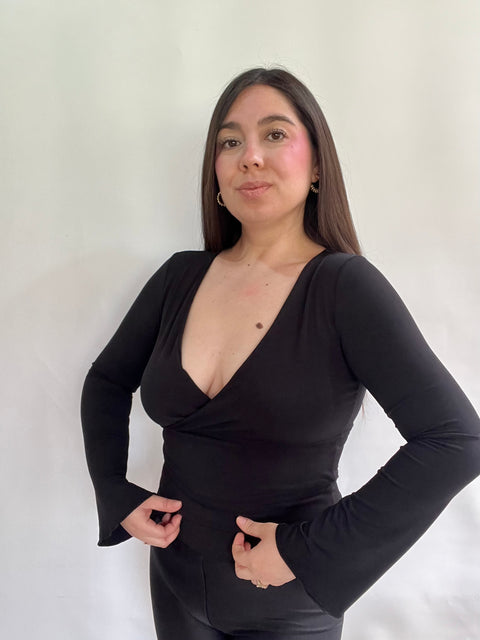 Polera Cruzada Campanada Negra