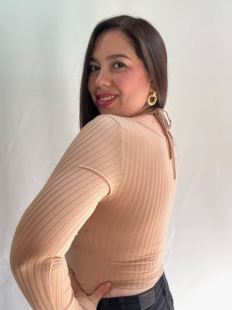 Polera Beige con Broche Dorado