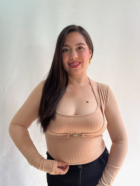 Polera Beige con Broche Dorado