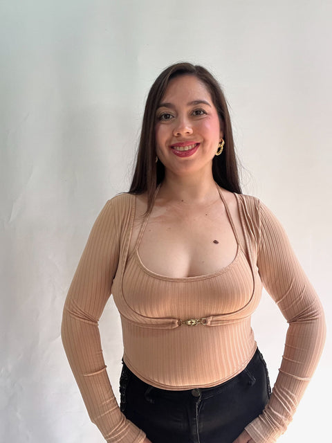 Polera Beige con Broche Dorado