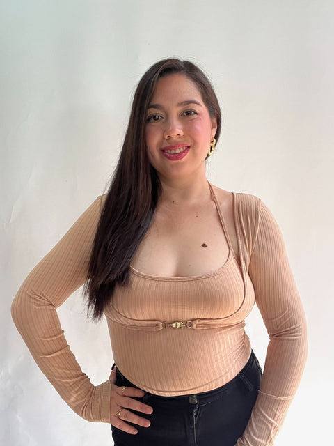 Polera Beige con Broche Dorado