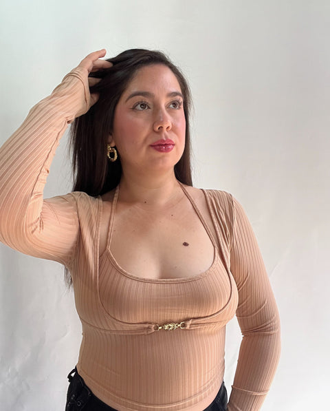 Polera Beige con Broche Dorado
