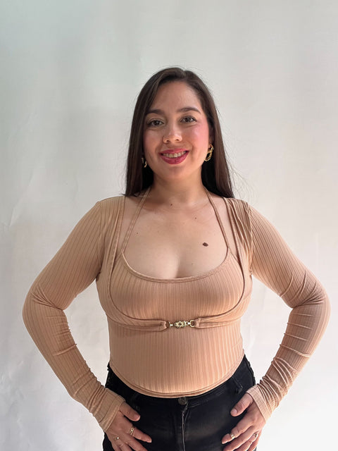 Polera Beige con Broche Dorado