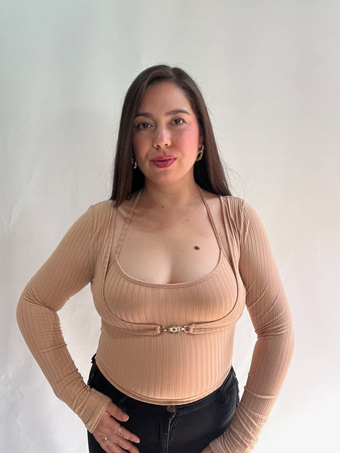 Polera Beige con Broche Dorado