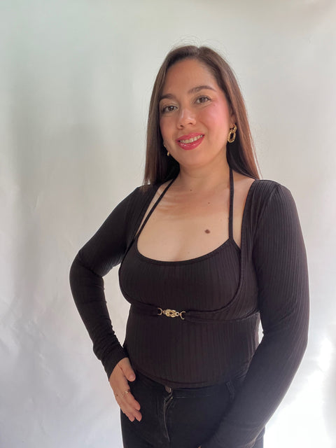 Polera Negra con Broche Dorado