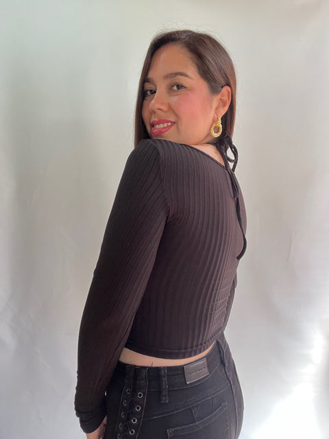 Polera Negra con Broche Dorado