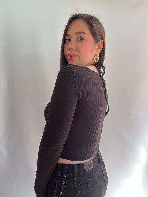 Polera Negra con Broche Dorado