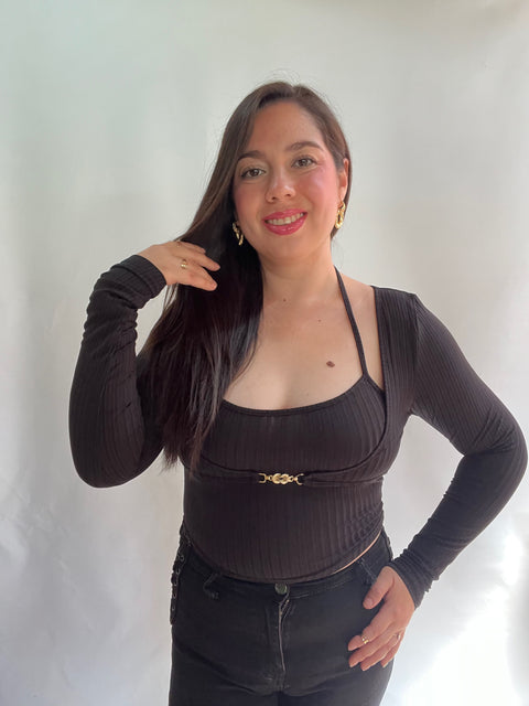 Polera Negra con Broche Dorado