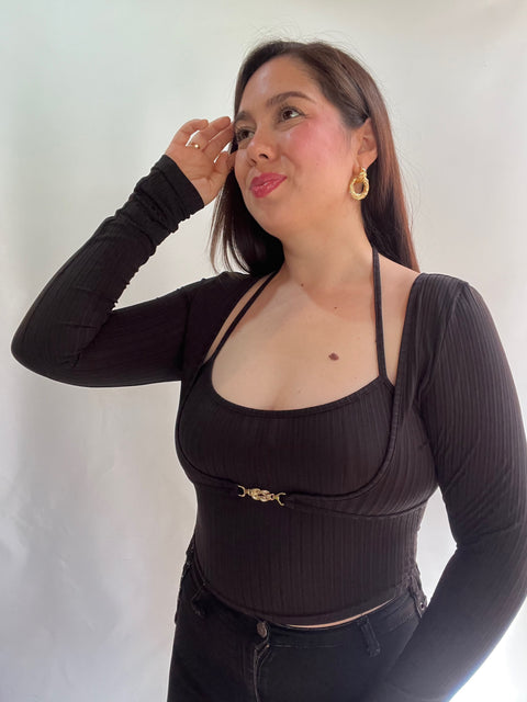 Polera Negra con Broche Dorado
