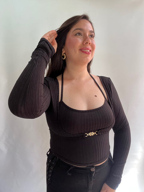 Polera Negra con Broche Dorado