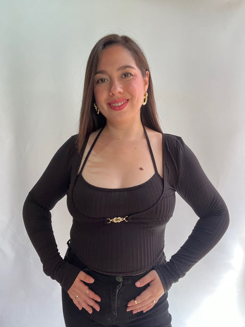 Polera Negra con Broche Dorado