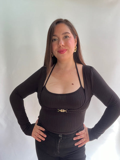 Polera Negra con Broche Dorado